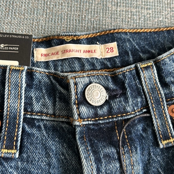 New with Tags! Levi’s Ribcage Angle Straight Size 28x27! - Picture 3 of 5